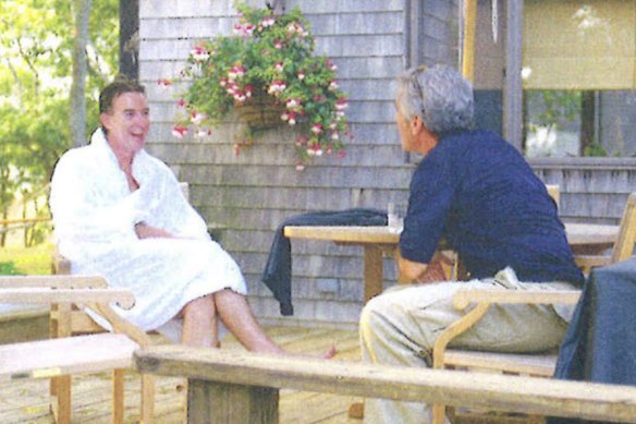 Jeffrey Epstein e Peter Mandelson juntos em imagem divulgada pelo Congresso dos Estados Unidos.