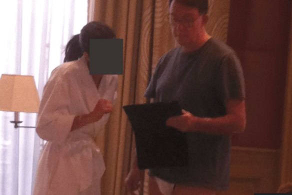 지난해 엡스타인과의 링크 때문에 미국 주재 영국 대사직에서 해고된 맨델슨은 미국 문서에서 자신이 속옷을 입은 모습이 담긴 사진이 공개되자 더욱 당혹감을 느꼈다.