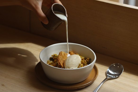 Golden turmeric roasted muesli at Leoht.