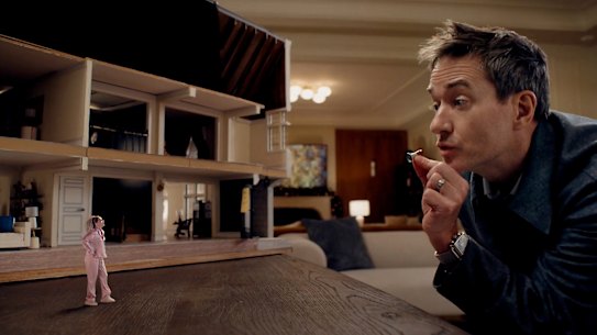 Elizabeth Banks as Lindy, Matthew Macfadyen as Les in The Miniature Wife. 