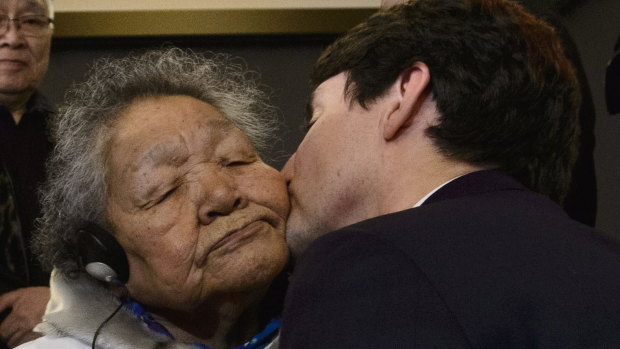 Trudeau kisses Inuit elder Alacie Joamie after delivering an official apology.