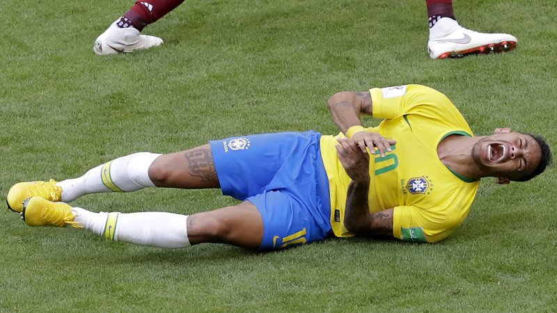 Ronaldo defends Neymar as English also accused of diving