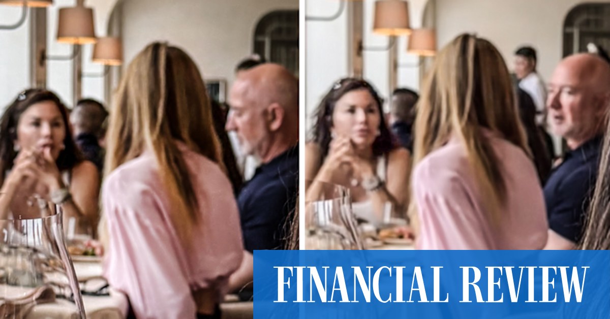 Billionaire Bezos and wife photographed in Sydney restaurant