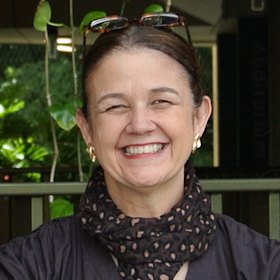 Directora Chrissie Coogan.