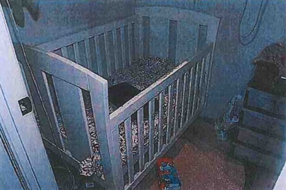 O berço da Tiffani no armário. Sua família disse que ele preferia que o quarto estivesse escuro.