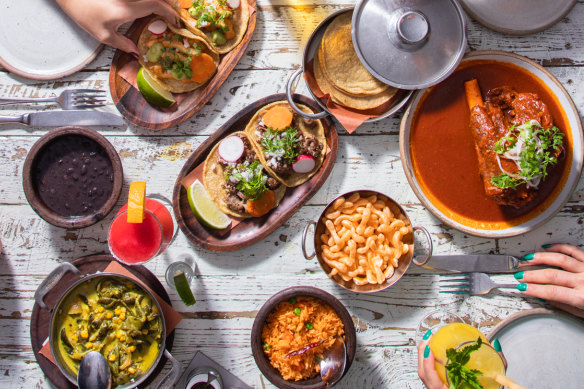 Showcasing various Mexican regional cuisines, the house specialty is mole di Paixtla.