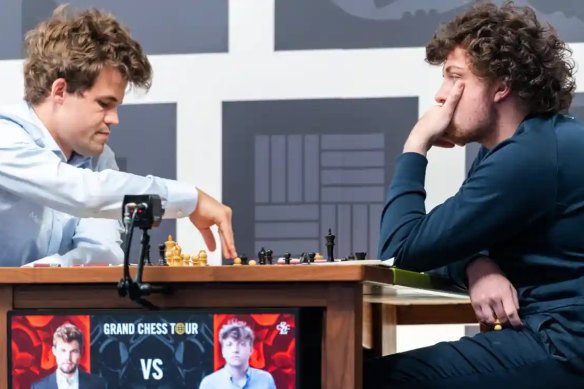 Magnus Carlsen (solda) ve sert satranç rakibi Hans Niemann.