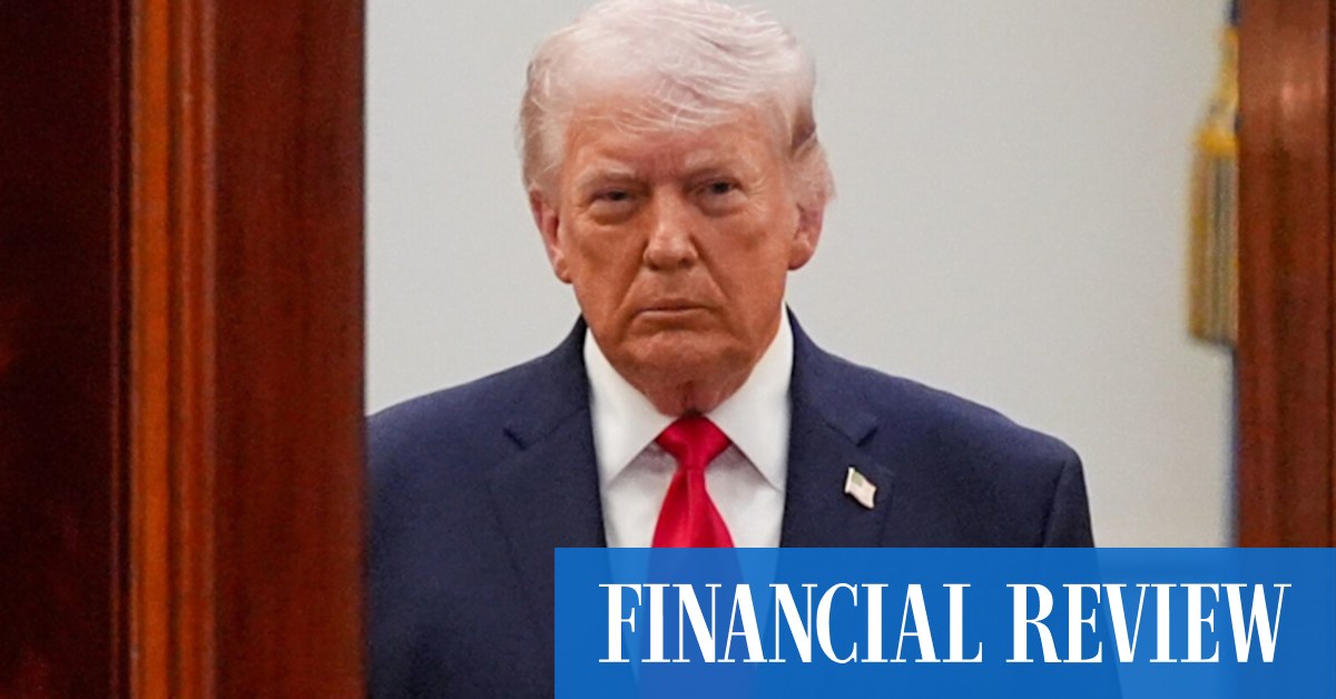 The US president has threatened Iran with a wave of new attacks if it does not open the blockaded oil channel.