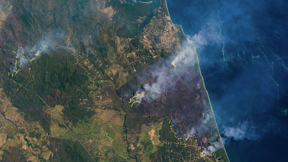'Stretched' Queensland crews fighting bushfires relieved by NSW ...