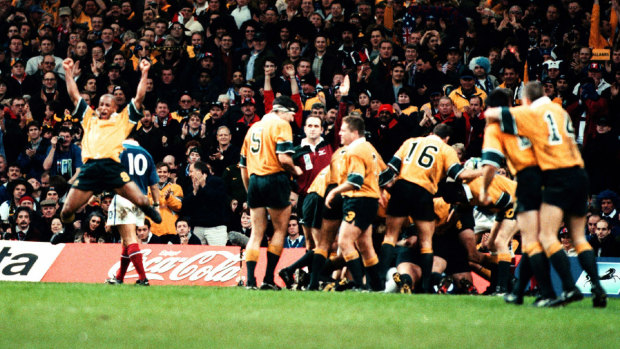 George Gregan and Wallabies celebrate Owen Finegan's try against France in the World Cup final in 1999.