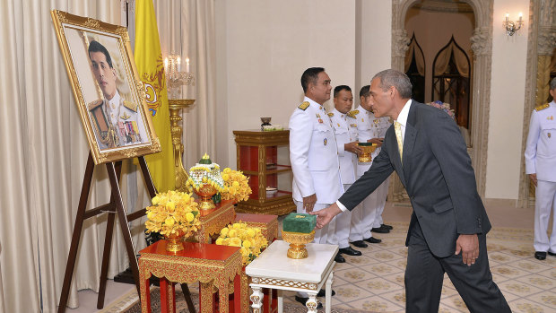 Craig Challen receives the Member of the Most Admirable Order of the Direkgunabhorn in front of a portrait of Thailand's King Maha Vajiralongkorn Bodindradebayavarangkun.