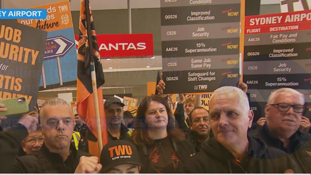 Passengers warned as double strike action hits Sydney Airport