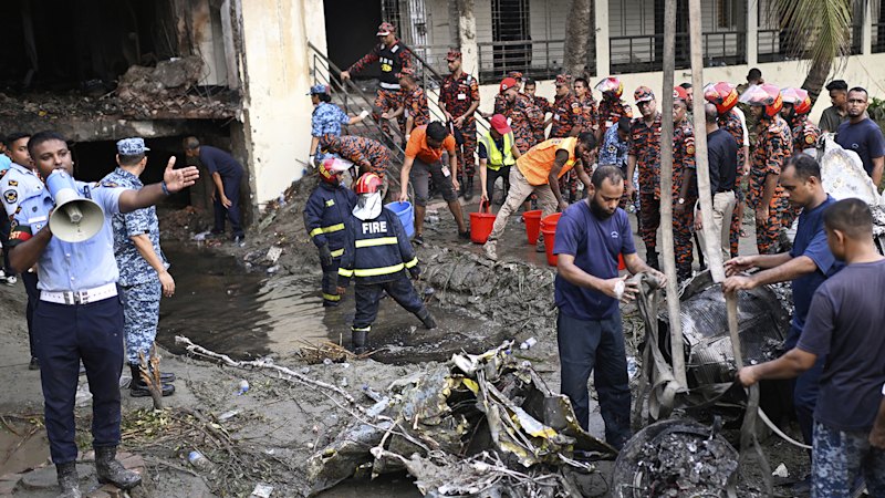 Vojaško letalo strmoglavilo v šolo v Daki, najmanj ena smrtna žrtev
