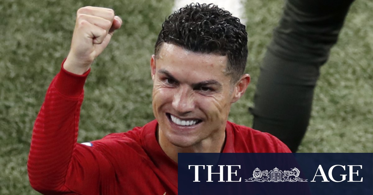 Cristiano Ronaldo signs with Manchester United in massive $32m deal