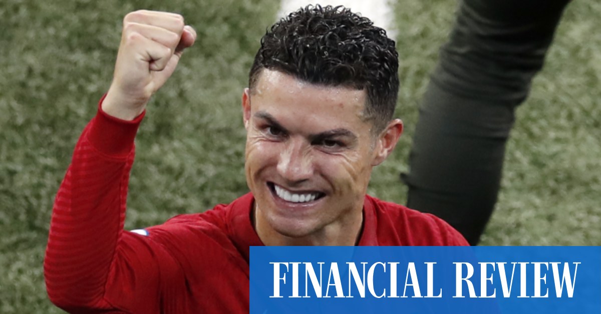 Ronaldo seals sensational return to Manchester United