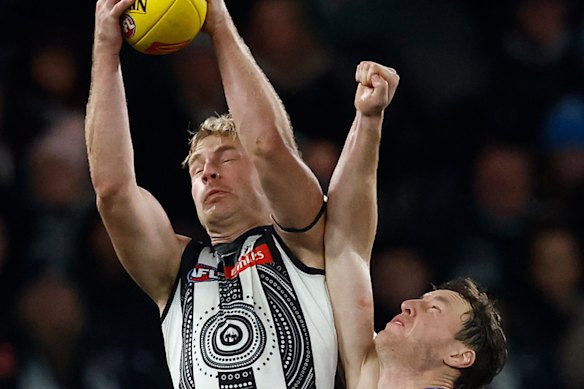 Billy Frampton of the Magpies and Nick Larkey compete for the ball.