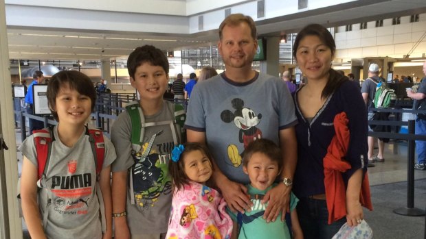 James Cook, Japonya'ya gitmeden önce eşi ve dört çocuğuyla birlikte.