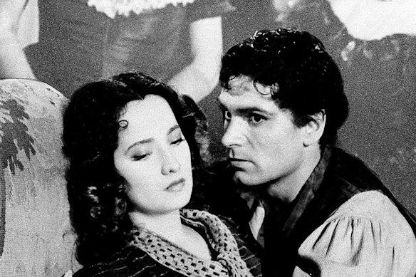 Oberon in the 1939 classic <i>Wuthering Heights</i>, with her co-star Laurence Olivier.
