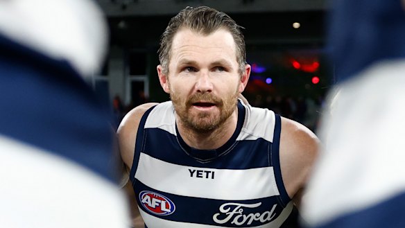 Patrick Dangerfield addresses his teammates at the MCG.