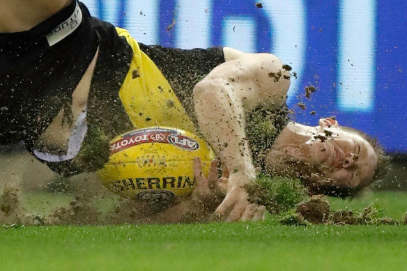 Jack Riewoldt attempts a diving mark.