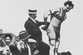 Harry Houdini preparing to jump into the Yarra in 1910.