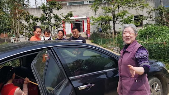 Kelly Ding's family leaves lockdown in Wuhan