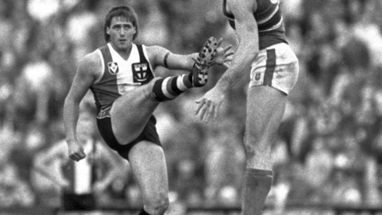 Tony Lockett kicks his 100th goal for season at Moorabbin in 1987.