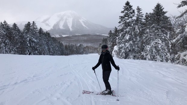 Fanny Smithers hitting the slopes in Japan while 16 weeks pregnant. 