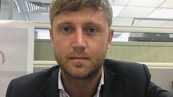 Victorian expat asked to show finished ballot when voting overseas