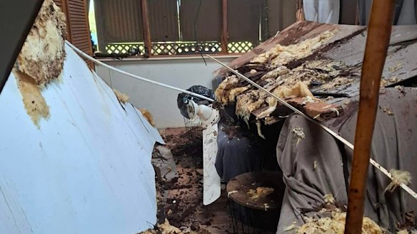 A casa sofreu grandes danos.