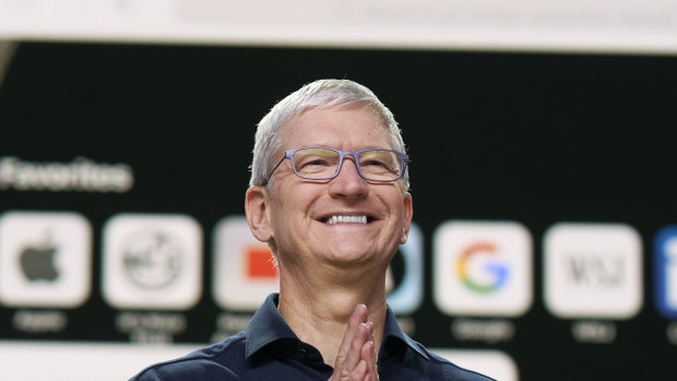 Apple CEO wraps up a decade in charge with $1b award