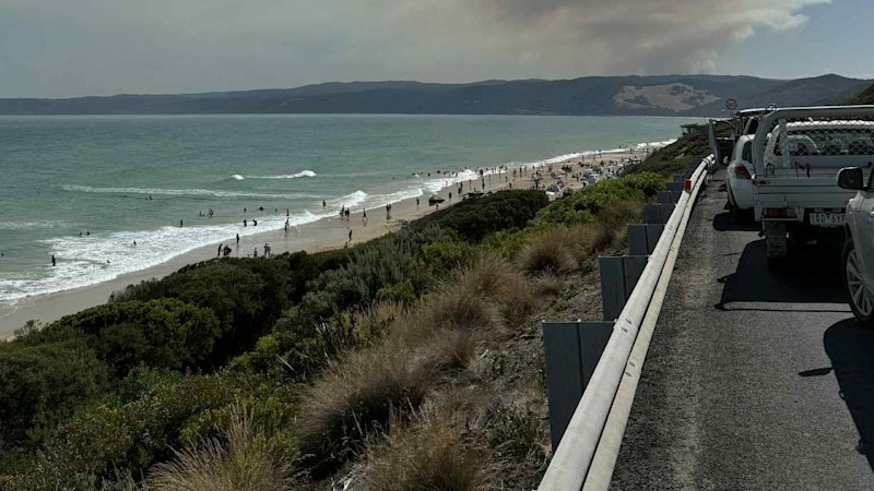 Otways fire poses new threat to lives and homes as temperatures soar