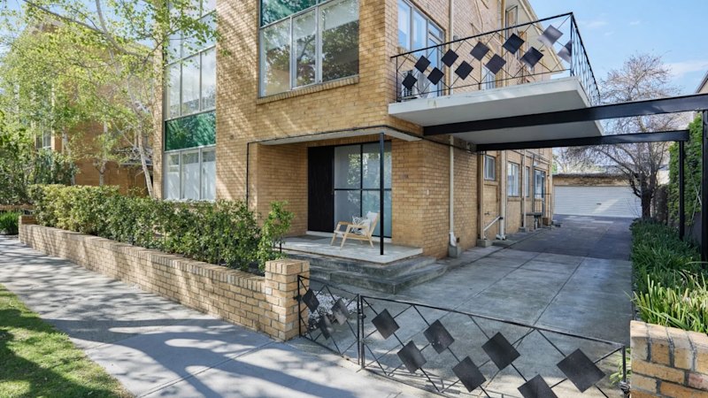 Key developments surrounding Young family pays $1.04 million for large inner south-east unit