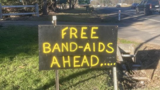Anti-amalgamation signs near Mansfield Hospital. 
