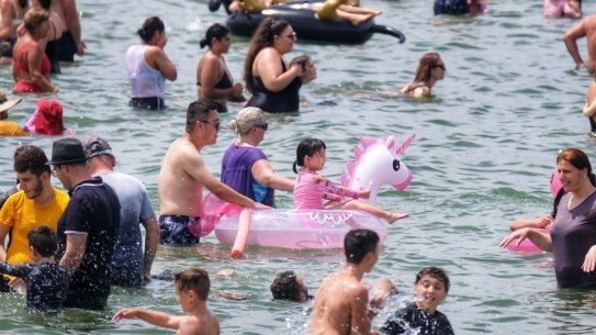 Melburnians have been urged to keep cool in the heat, with increased temperatures increasing the risk of chest pains. 