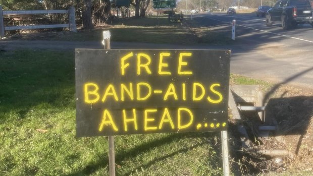 Anti-amalgamation signs near Mansfield Hospital. 