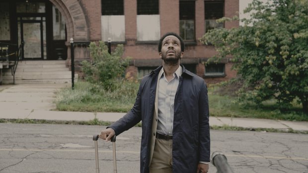 An anonymous phonecall lures death-row attorney Henry Deaver (Andre Holland) back to his home town of Castle Rock.
