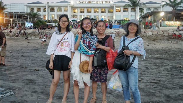 Dian Yu (second from left) and her friends in Bali.