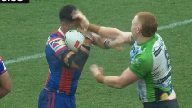 Canberra’nın Corey Horsburgh, Dane Gagai'ya tokat atıyor