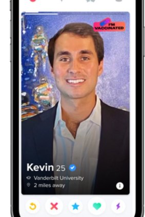 An example of Tinder’s vaccine badges in the US.