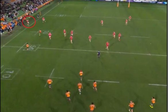 Liam Williams (circled) taps the ball back in, with a chasing Filipo Daugunu approaching.