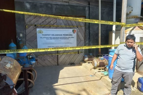 The tunnel owned by PT Sultan Rafli Mandiri was sealed by police.