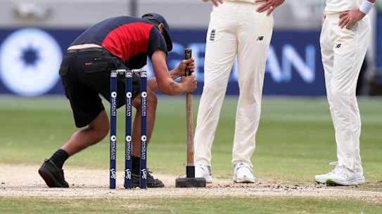 Steve Smith of Australia, Stuart Broad, James Anderson and Joe Root of England watch a groundsman try to flatten the crease on day five of the Boxing Day test match between Australia and England at the MCG in Melbourne, Saturday, December 30, 2017. (AAP Image/George Salpigtidis) NO ARCHIVING, EDITORIAL USE ONLY, IMAGES TO BE USED FOR NEWS REPORTING PURPOSES ONLY, NO COMMERCIAL USE WHATSOEVER, NO USE IN BOOKS WITHOUT PRIOR WRITTEN CONSENT FROM AAP .