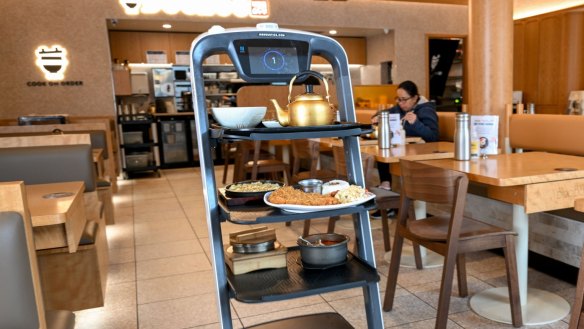 A robot delivers dishes at DooBoo.