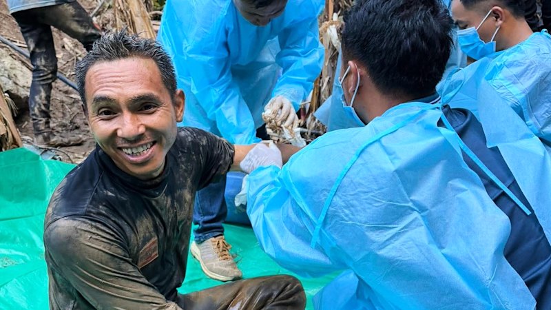 Laos cave rescue: Five missing gold fossickers found alive, two still ...