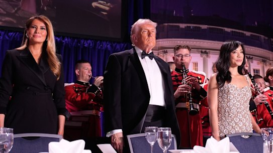 A primeira-dama dos EUA, Melania Trump, a partir da esquerda, o presidente dos EUA, Donald Trump, e Weijia Jiang, presidente da Associação de Correspondentes da Casa Branca e jornalista da CBS, na gala anual para jornalistas da Casa Branca.