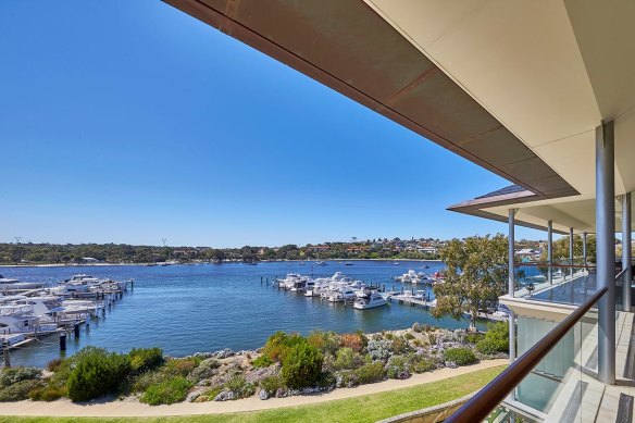 This North Fremantle penthouse commands an incredible river panorama, in the prestigious “The Moorings” residences.
