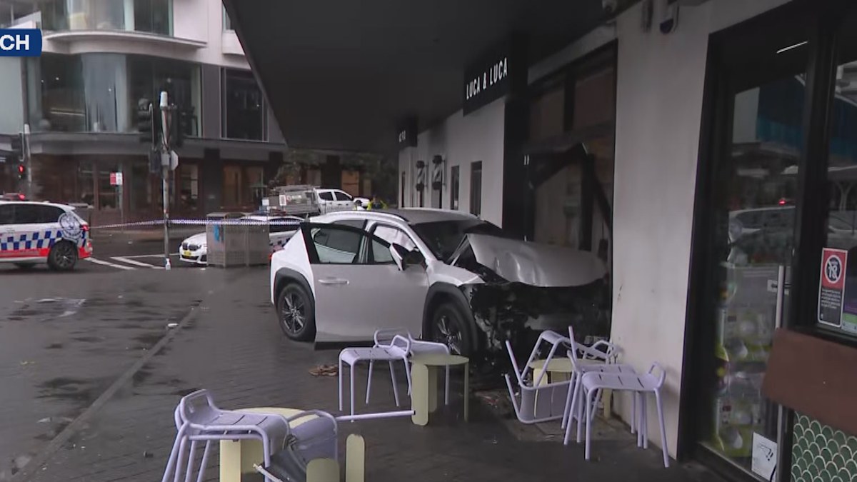 Bondi: Man dead after crashing into shopfront | Nine.com.au
