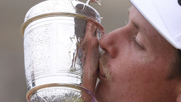 Cameron Smith kisses the Claret Jug.