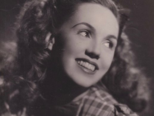 Carol Raye in the film Green Fingers (1947).